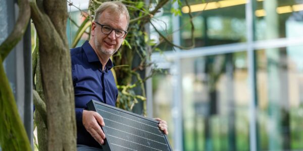 Uwe Brüggemann mit PV-Modul